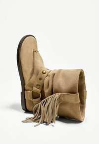 Bershka FLAT WITH FRINGING - GAITER  - Sandale cu baretă pe gleznă - sand
