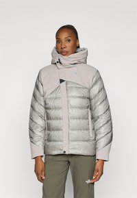 Giacca imbottita con un design bicolore in grigio chiaro e argento, dotata di un colletto alto, chiusura con zip e motivo texturizzato sul corpo.