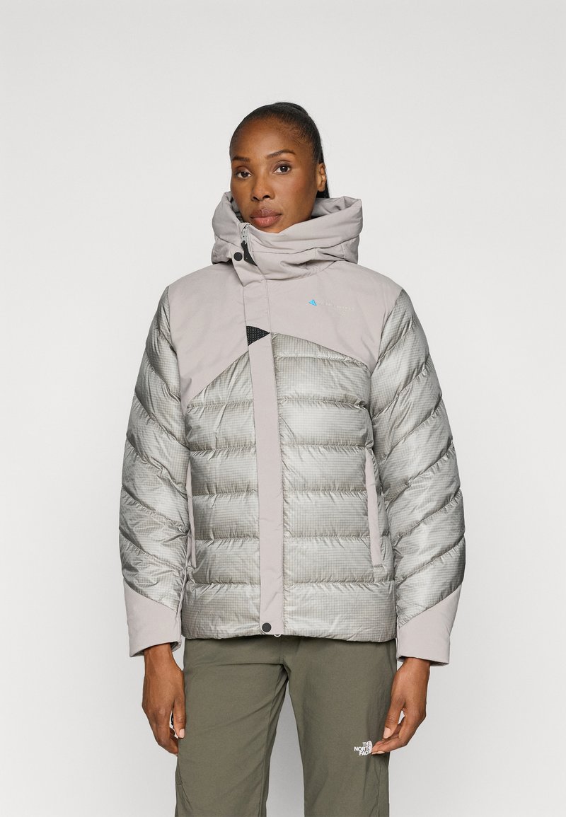 Giacca imbottita con un design bicolore in grigio chiaro e argento, dotata di un colletto alto, chiusura con zip e motivo texturizzato sul corpo.