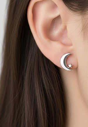 Orecchini a forma di mezzaluna argentea con un piccolo accento a forma di stella, texture liscia e design minimalista. Adatti per orecchie forate.