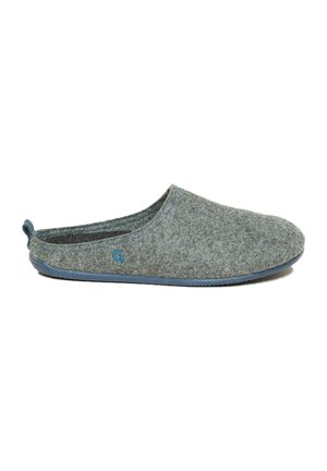 Graue Hausschuhe mit abgerundeter Form, blauer Gummisohle und einem kleinen blauen Akzent. Weicher Stoff und Slipper-Design für bequemes Anziehen.