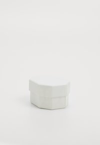 Hvid sekskantet boks med tekstureret overflade og låg. Glatte kanter, minimalistisk design. Velegnet til opbevaring eller gaveformål.