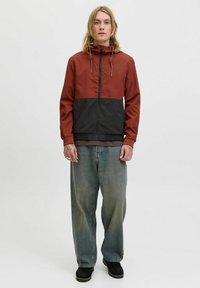 Jack & Jones JJERUSH HOOD - Träningsjacka - burnt henna