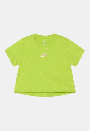 Lysegrøn Nike kortærmet t-shirt med små lyserøde swoosh-mønstre og en hvid Nike-logo centreret på brystet.