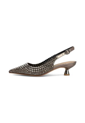 Zapato de tacón slingback de punta afilada en gris oscuro, adornado con tachuelas plateadas. Presenta una correa estrecha en el tobillo y un tacón cónico metálico.