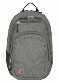 Mochila de tela gris con múltiples compartimentos con cremallera, acabado texturizado, detalles en negro y un asa de transporte en la parte superior. Incluye un bolsillo de malla en el lateral.