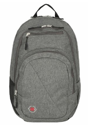 Grau gestreifter Stoff-Rucksack mit mehreren Reißverschlussfächern, strukturierter Oberfläche, schwarzen Akzenten und einem oberen Tragegriff. Verfügt über eine seitliche Netztasche.