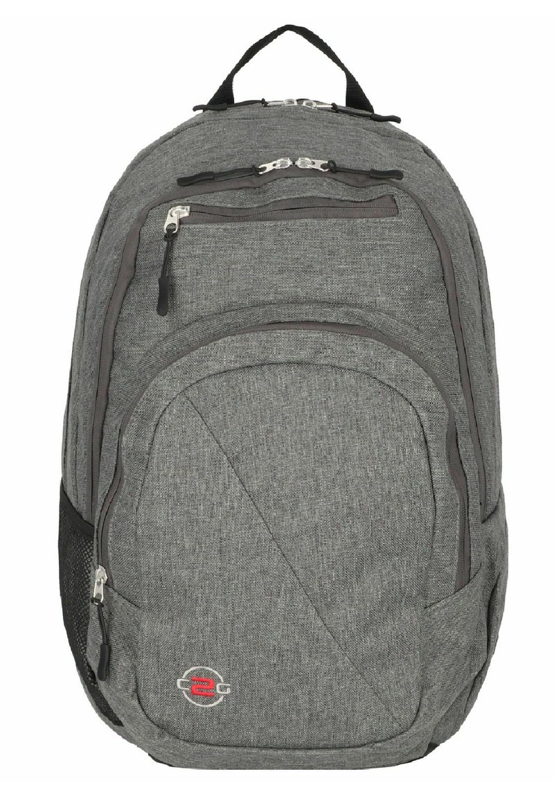 Mochila de tela gris con múltiples compartimentos con cremallera, acabado texturizado, detalles en negro y un asa de transporte en la parte superior. Incluye un bolsillo de malla en el lateral.