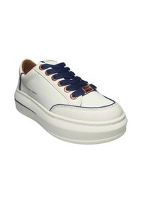 Sneaker bianco in pelle con lacci blu navy, accenti in oro rosa, punta rotonda e una spessa suola bianca. Presenta cuciture blu e branding.