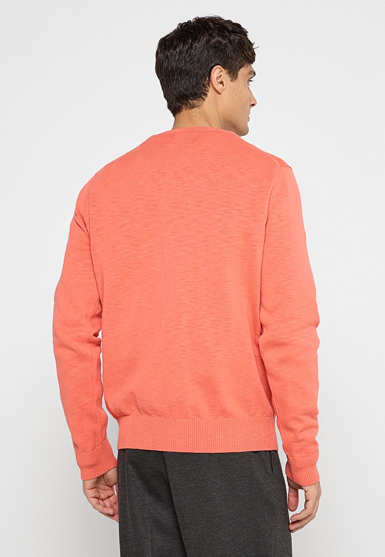 Korallenfarbener Rundhalsausschnitt-Pullover aus strukturiertem Strickstoff mit gerippten Bündchen und Saum. Verfügt über eine normale Passform und lange Ärmel.