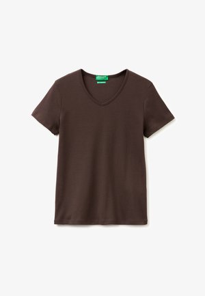 Brązowy krótki rękaw T-shirt z dekoltem w serek, z zieloną metką United Colors of Benetton przy kołnierzu, rozłożony na płasko na białym tle.