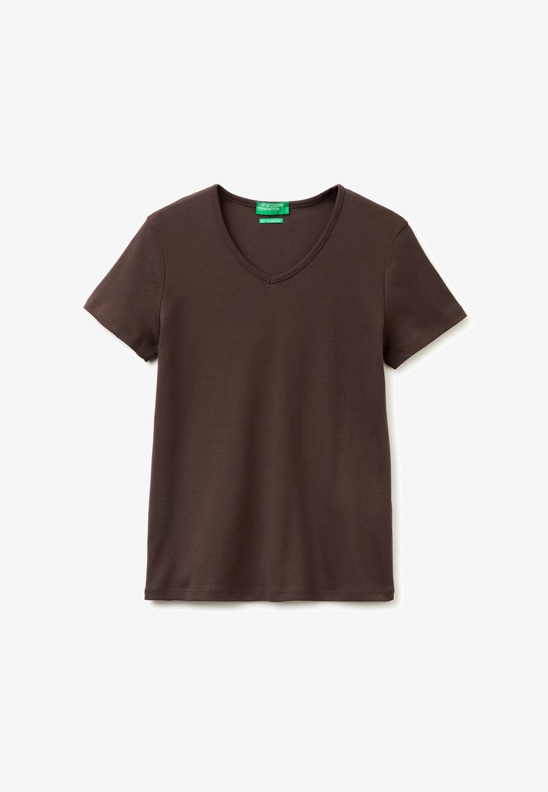 Braunes kurzärmeliges V-Ausschnitt-T-Shirt mit grünem United Colors of Benetton-Label am Kragen, flach auf einem weißen Hintergrund gelegt.