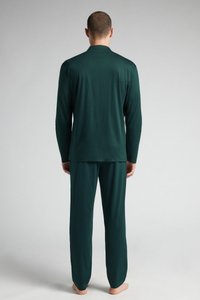 Men's green long-sleeve pajama set, relaxed fit, soft fabric, straight-cut pants, simple design, no patterns, ankle-length.