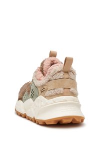 Béžovo-hnědá teniska s růžovou a zelenou fleece podšívkou, semišovými panely, strukturovanou podrážkou a poutkem na zadní straně, zobrazena ze zadního úhlu.