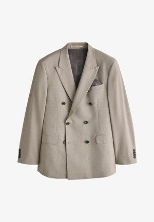 Sacou bărbătesc bej cu două rânduri de nasturi, revere ascuțite, nasturi negri, buzunare cu clape și o batistă de buzunar închisă la culoare în buzunarul pieptului.