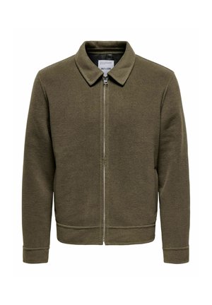 Oliivroheline tõmblukuga jakk, millel on krae, pikad varrukad ja pehme, tekstureeritud kangas, esikülje tõmblukk ja kaubamärgiga silt krae sees.