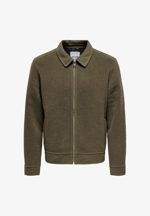 Oliivroheline tõmblukuga jakk, millel on krae, pikad varrukad ja pehme, tekstureeritud kangas, esikülje tõmblukk ja kaubamärgiga silt krae sees.