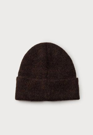 Gorro de lana marrón oscuro con puño doblado, presentado plano sobre un fondo claro.