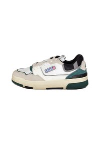 Sneaker bianca con accenti verdi e neri, materiali in suede e pelle, colletto imbottito, punta rotonda e suola in gomma texturizzata.