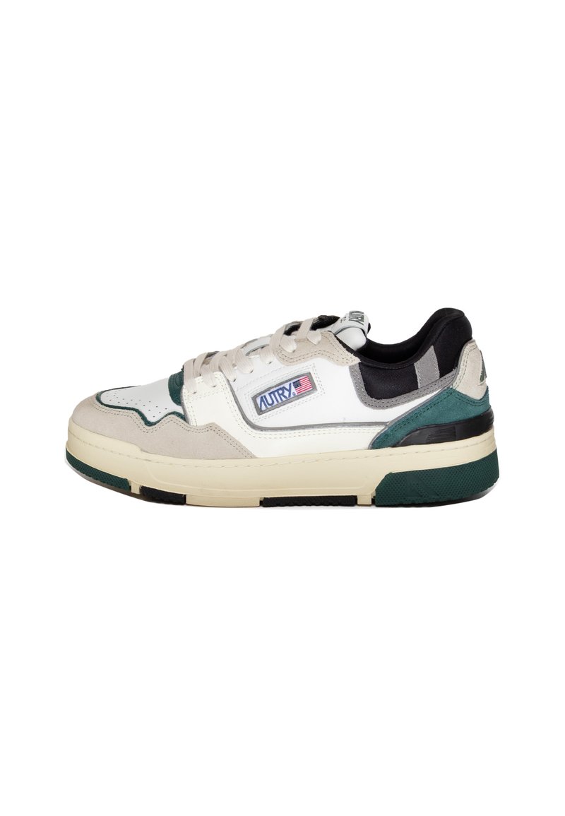 Sneaker bianca con accenti verdi e neri, materiali in suede e pelle, colletto imbottito, punta rotonda e suola in gomma texturizzata.
