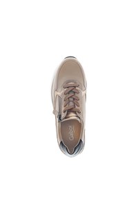 Bruine leren sneaker met mesh accenten, ronde neus en een gestructureerde rubberen zool. Voorzien van veters en een rits aan de zijkant voor gemakkelijke toegang.