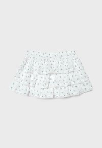 Mini-jupe blanche à volants avec un petit imprimé floral gris et une bordure en dentelle sur les bords.