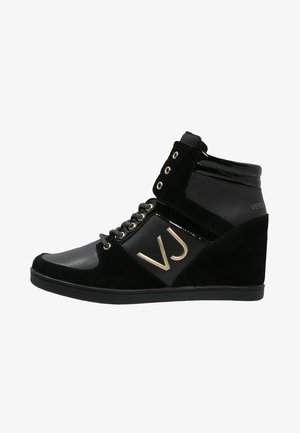 Czarne sneakersy typu high-top z modnym obcasem, wykonane z połączenia zamszu i lakierowanej skóry, z złotymi detalami, sznurowanym przodem oraz rzepem.