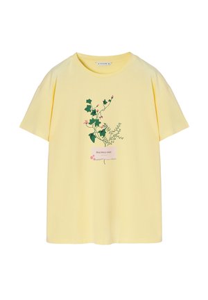 Geel T-shirt met korte mouwen, versierd met een bloemenprint met klimop en roze accenten aan de voorkant, gemaakt van lichtgewicht katoen.