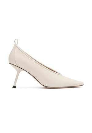 Cremefarbener Damen-Hochlederschuh mit spitzer Spitze und schlankem Stilettoabsatz, Seitenansicht auf weißem Hintergrund.