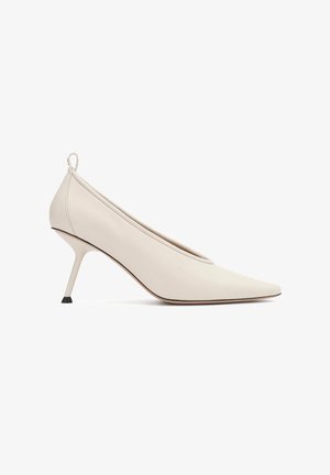Pantof cu toc înalt pentru femei din piele crem, cu vârf ascuțit și toc stiletto subțire, vedere laterală pe fundal alb.