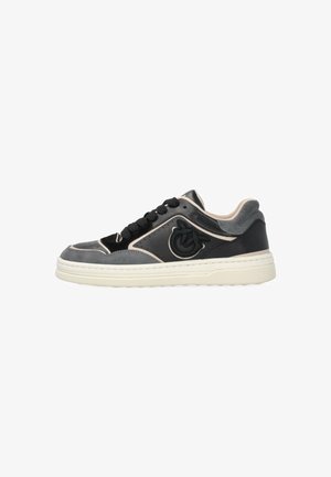 Sneaker neri e grigi con texture in pelle liscia e suede, accenti beige a contrasto, lacci neri e un logo rotondo sul lato.