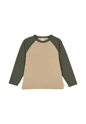 Langärmliges Shirt mit einem beigen Körper und dunkelgrünen Raglanärmeln. Hergestellt aus Baumwolle, verfügt es über einen runden Ausschnitt und eine weiche Textur.