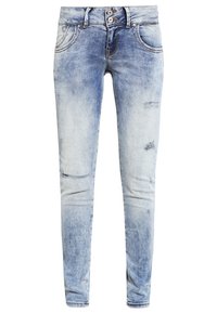 Vaaleansinisiä denim-farkkuja, joissa on haalistunut pinta, kuluneet yksityiskohdat ja klassinen viisi-taskuinen muotoilu. Vyötäröllä on kaksi nappia.