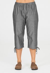 Housut harmaita lyhyitä lahkeita, valmistettu kevyestä kankaasta, jossa on joustava vyötärö, sivutaskut ja säädettävät nauhat lahkeensuissa.