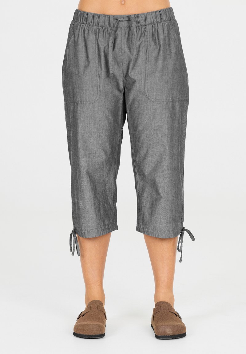 Housut harmaita lyhyitä lahkeita, valmistettu kevyestä kankaasta, jossa on joustava vyötärö, sivutaskut ja säädettävät nauhat lahkeensuissa.