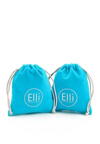 Două pungi cu șnur de culoare turcoaz, realizate dintr-un material moale, care afișează un logo circular cu textul "Elli by Julie & Grace" în alb.