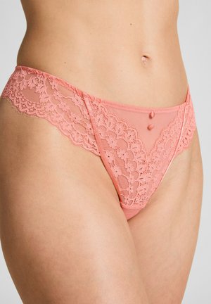 Culotte hipster pêche en dentelle, mettant en avant une bordure en dentelle florale, un tissu en maille et deux boutons décoratifs à l'avant.