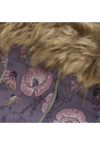 Lila yttertyg med blommönster. Har en texturerad, konstläderkrage i tan. Subtila sömnadsdetaljer syns.