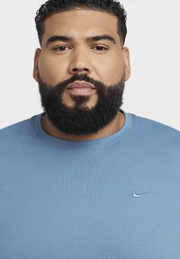 Nike Performance M NK DF PRIMARY STMT SS - Αθλητικό μπλουζάκι - aegean storm aegean storm