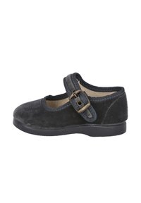 Zapato Mary Jane de ante negro con punta redondeada, correa con hebilla y suela de goma; cuenta con un elástico alrededor del tobillo para un ajuste seguro.