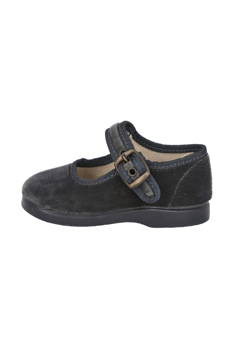 Zapato Mary Jane de ante negro con punta redondeada, correa con hebilla y suela de goma; cuenta con un elástico alrededor del tobillo para un ajuste seguro.