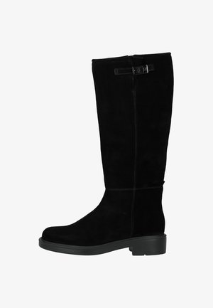 Botte noire en daim, arrivant au genou, avec un bout arrondi, une fermeture éclair sur le côté et un détail de boucle décorative en haut. Semelle épaisse noire offrant de la stabilité.