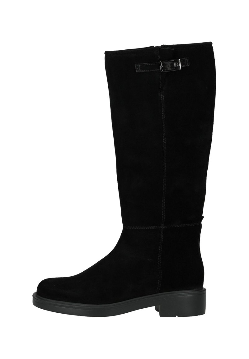 Bota de ante negra hasta la rodilla con punta redonda, cremallera lateral y detalle decorativo de hebilla en la parte superior. Suela negra gruesa que proporciona estabilidad.