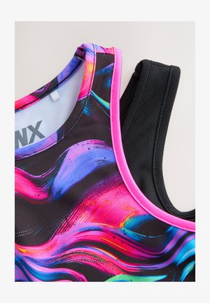 Sportbehåar med färgglada virvelmönster i rosa, lila och blått på en svart bakgrund, med en enfärgad svart design och mesh-textur på höger sida.