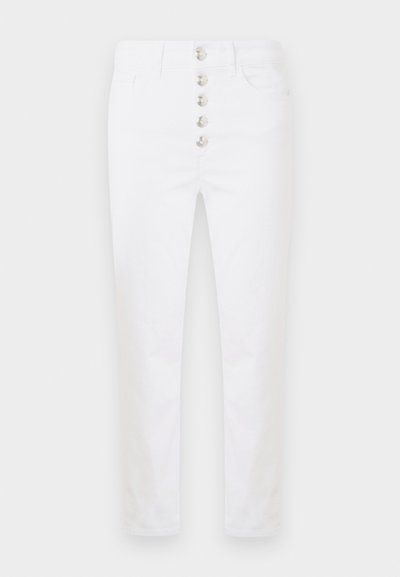 Hvite, smale jeans med fem sølvknapper foran og forlommer, vist mot en enkel lys bakgrunn.