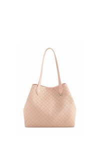 Sac cabas rose clair avec un motif hexagonal texturé. Matière douce, forme structurée et deux longues anses avec un accent argenté.