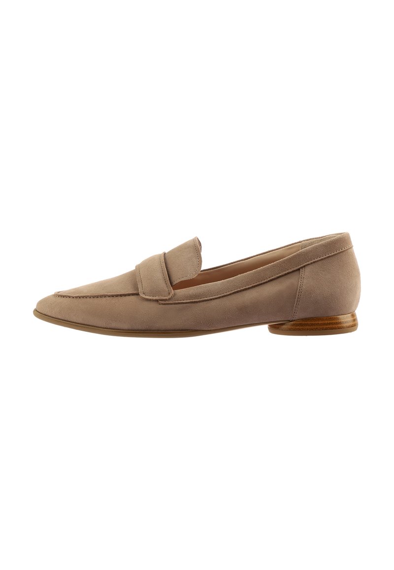 Mocassin en daim beige avec un bout légèrement pointu, présentant un motif cousu et un petit talon en bois. Texture simple et lisse.