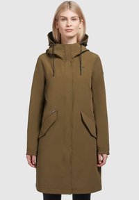 Parka imperméable vert olive avec capuche, dotée de deux grandes poches avant, de cordons de serrage réglables et d'une coupe droite.