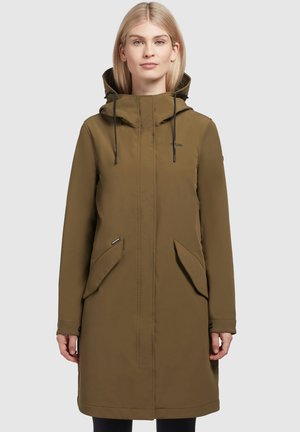 Parka impermeabile verde oliva con cappuccio, dotata di due ampi tasconi frontali, cordini regolabili e design a taglio dritto.