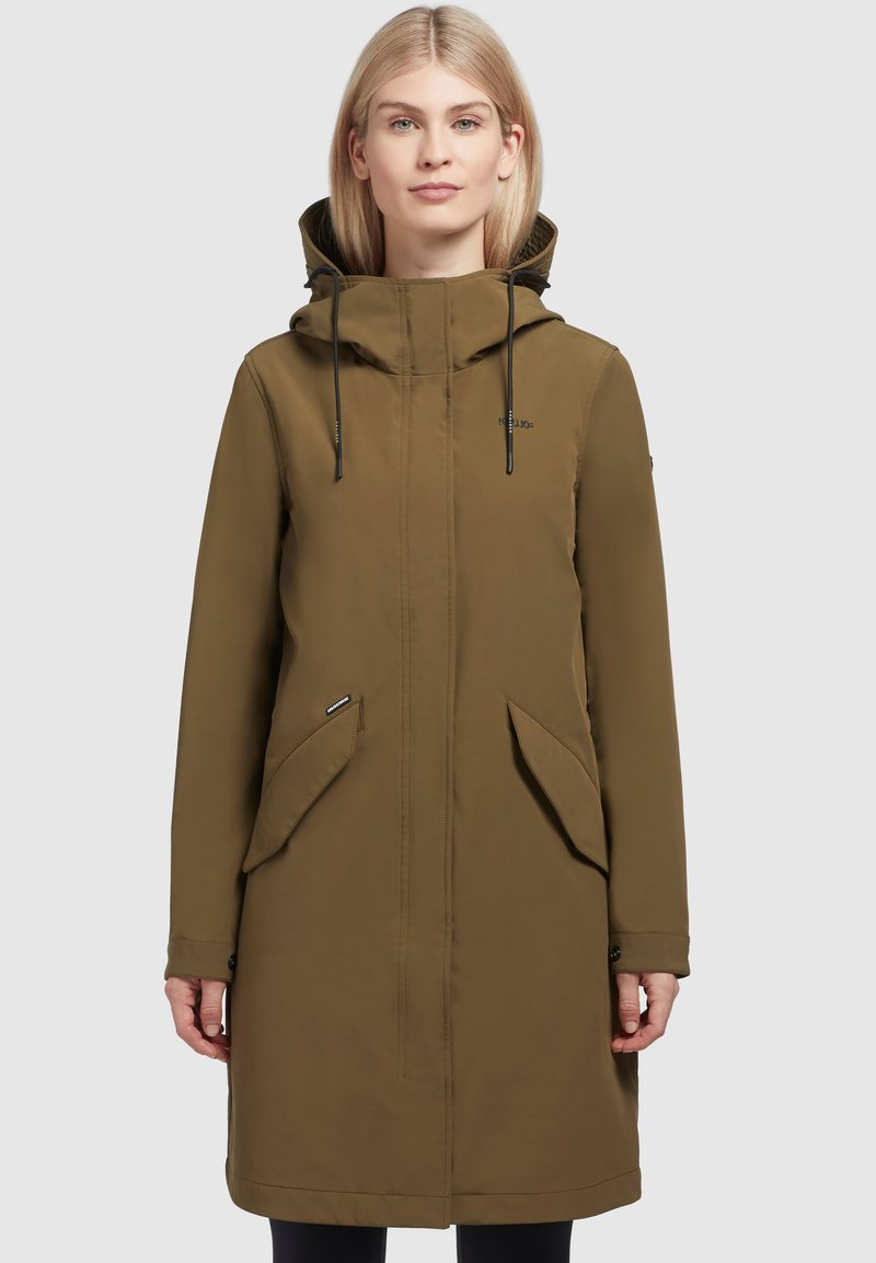 Parka imperméable vert olive avec capuche, dotée de deux grandes poches avant, de cordons de serrage réglables et d'une coupe droite.